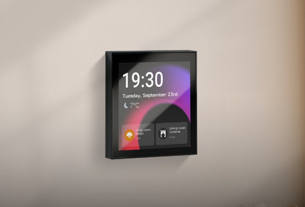 MixPad M2 en una pared clara, con la hora en pantalla
