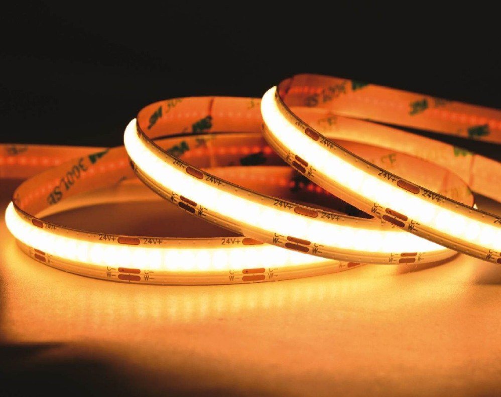 Tira LED COB de blanco regulable encendida en tono cálido