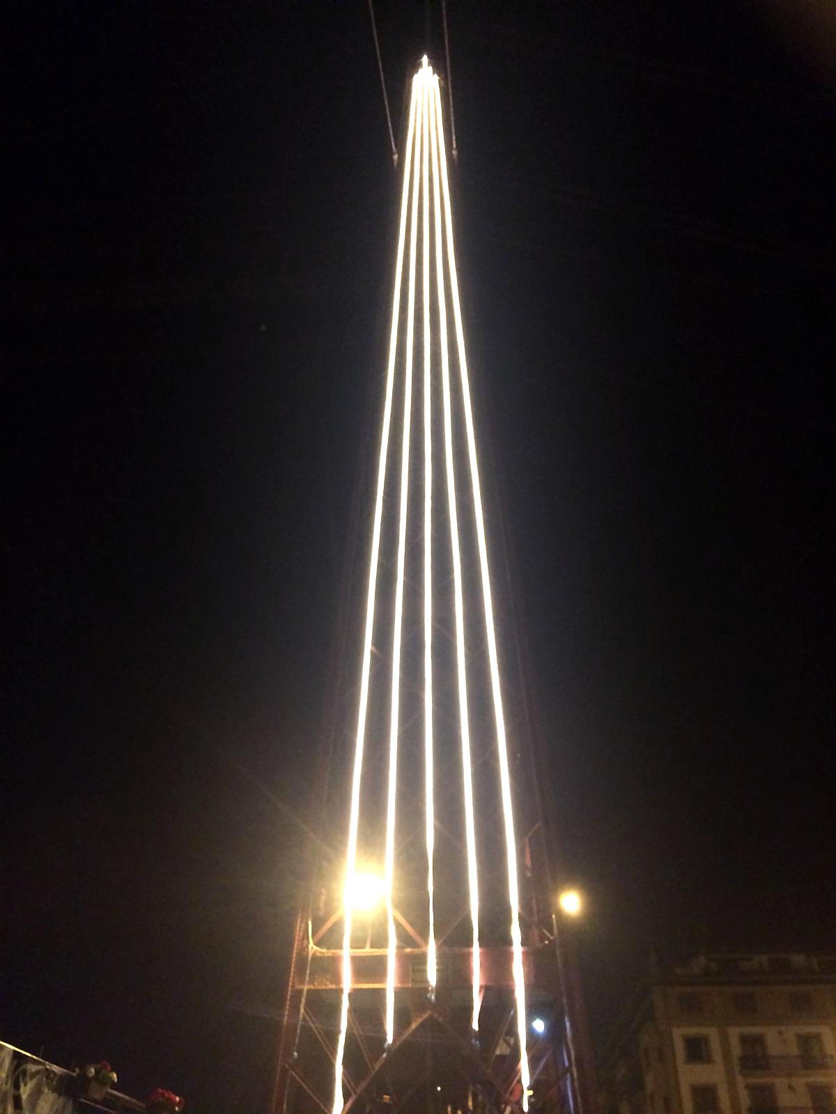Torre del Puente Bizkaia recorrida de arriba abajo por líneas de tira LED encendidas