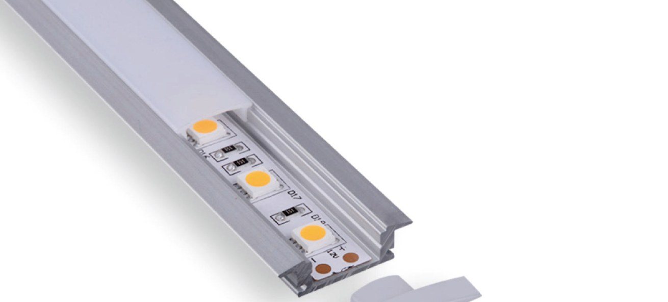 Perfil de aluminio empotrable con alas, tira LED y tapón