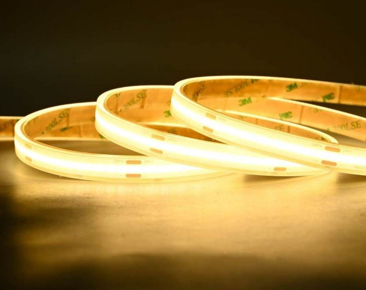 Tira LED COB estanca encendida sobre una superficie mojada