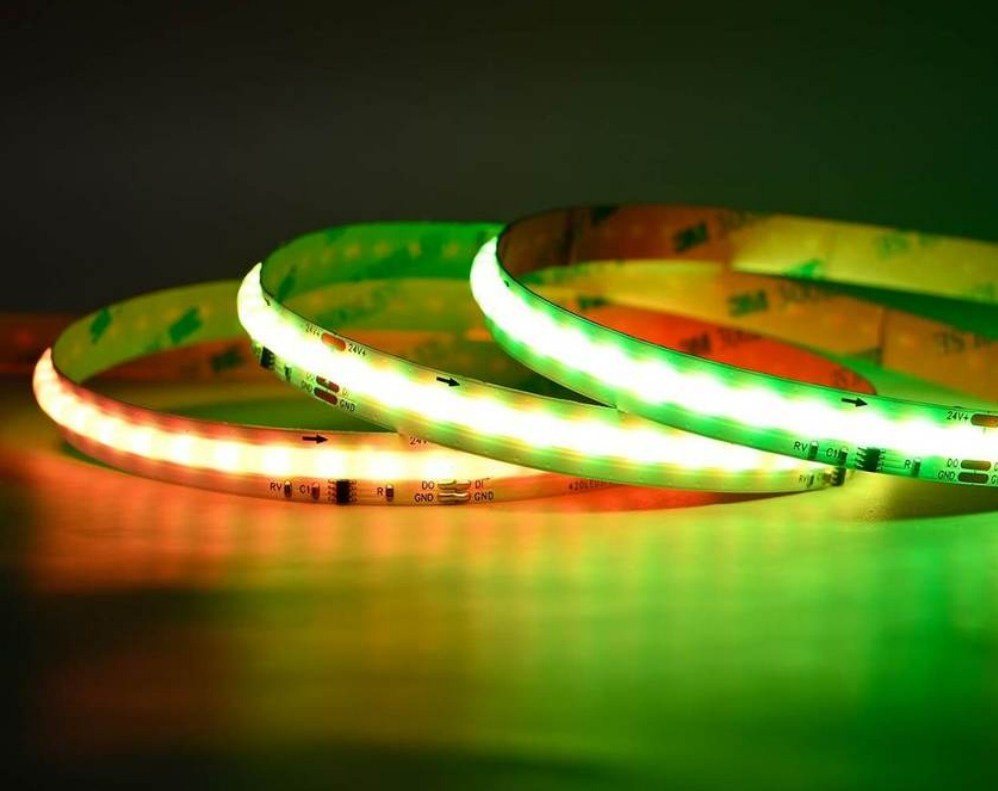 Tira LED COB digital encendida en verde y rojo a la vez