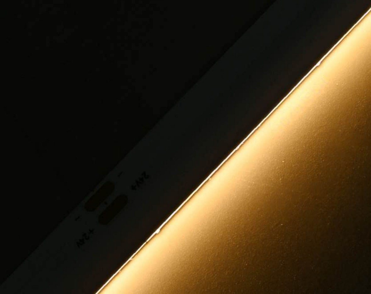 Tira LED de emisión lateral encendida en blanco cálido