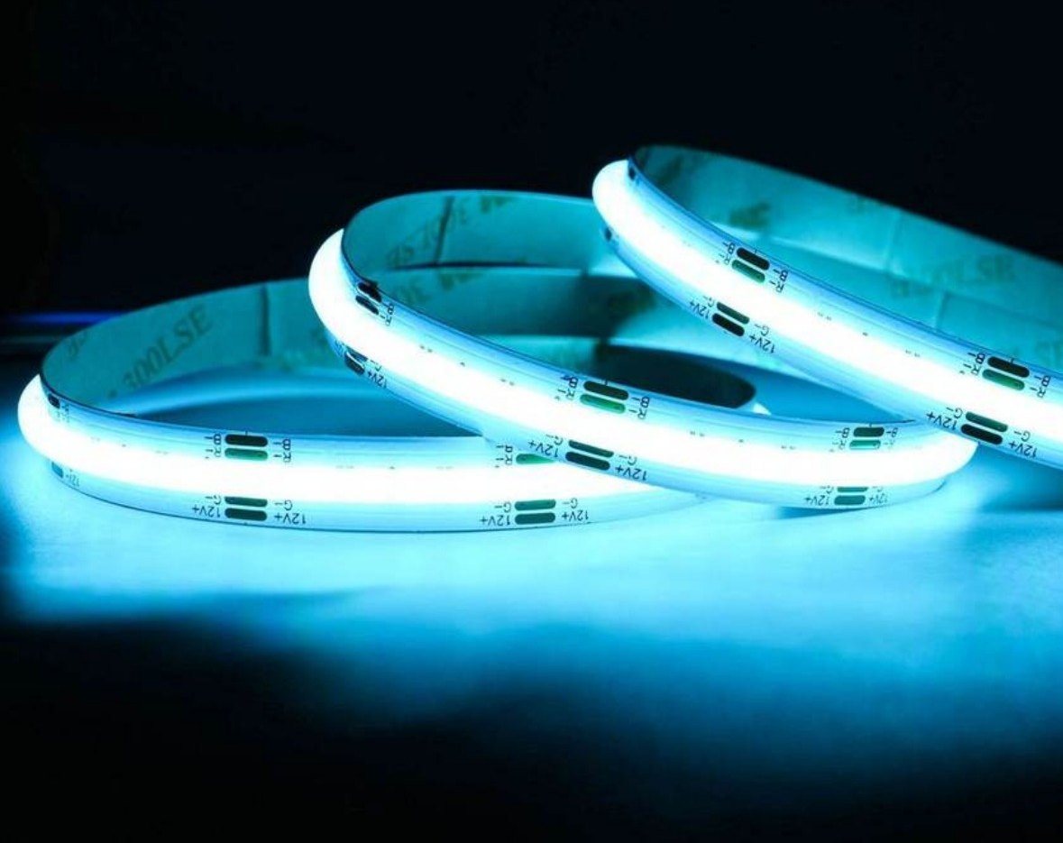 Tira LED COB RGB encendida en azul