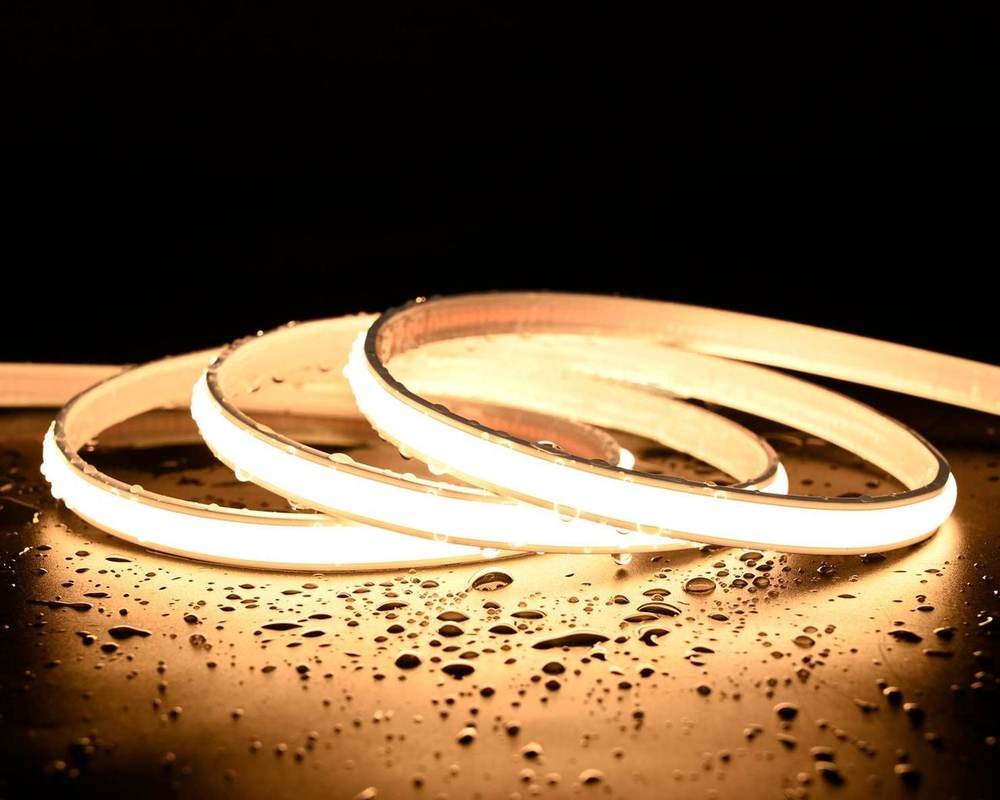 Neón COB encendido sobre una superficie con gotas de agua
