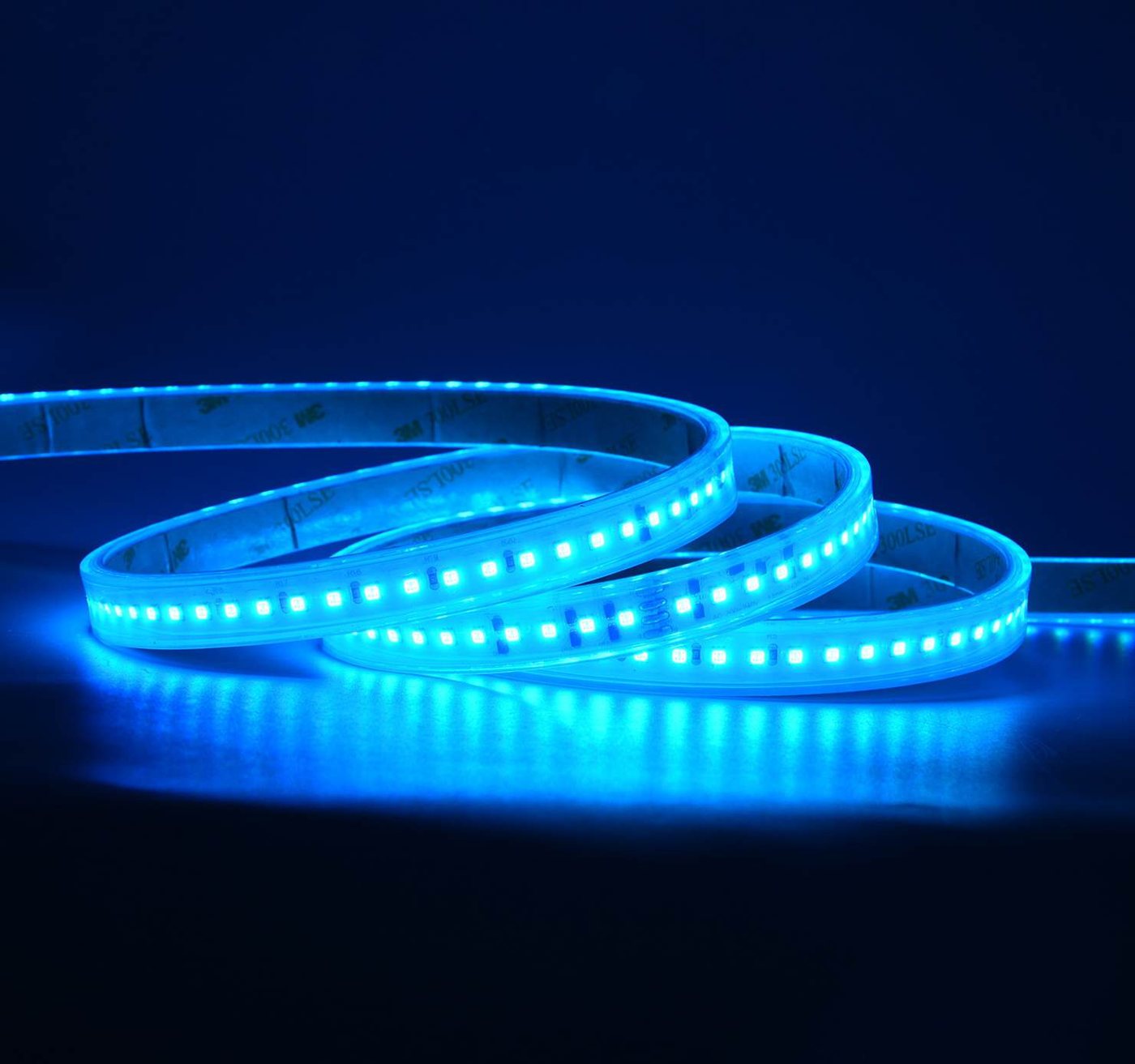 Tira LED RGB de 230 V encendida en azul