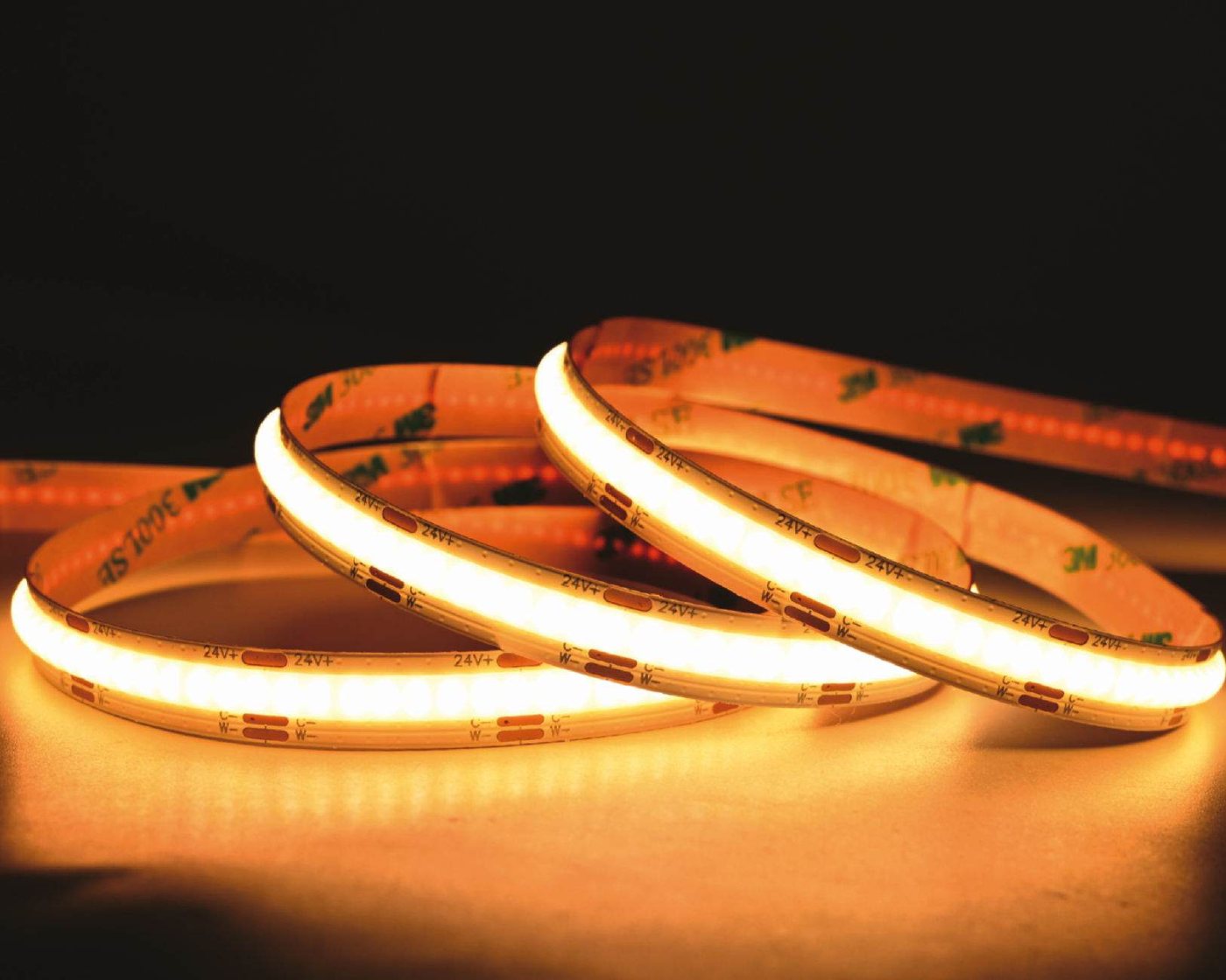 Tira LED COB de blanco regulable encendida en tono cálido