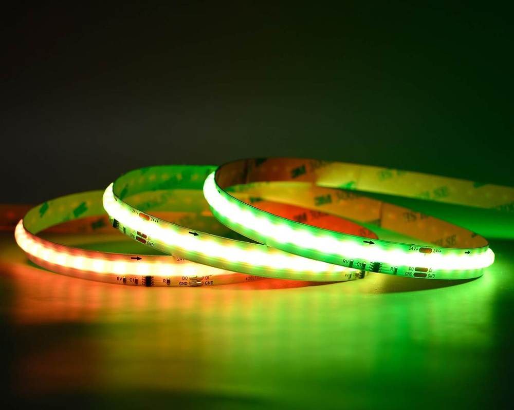 Tira LED COB digital encendida en verde y rojo a la vez