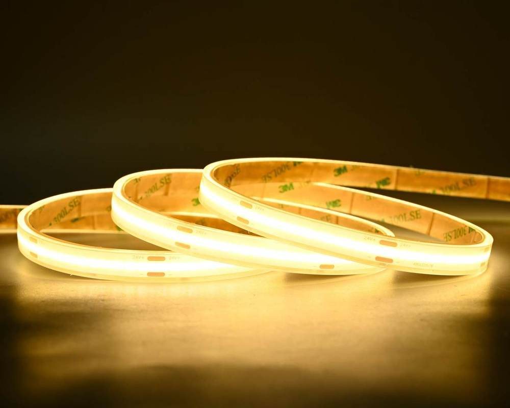 Tira LED COB estanca encendida sobre una superficie mojada