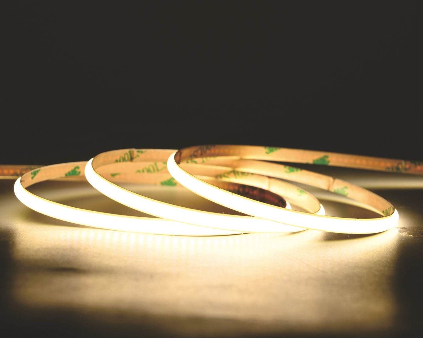 Tira LED COB mini encendida en blanco cálido