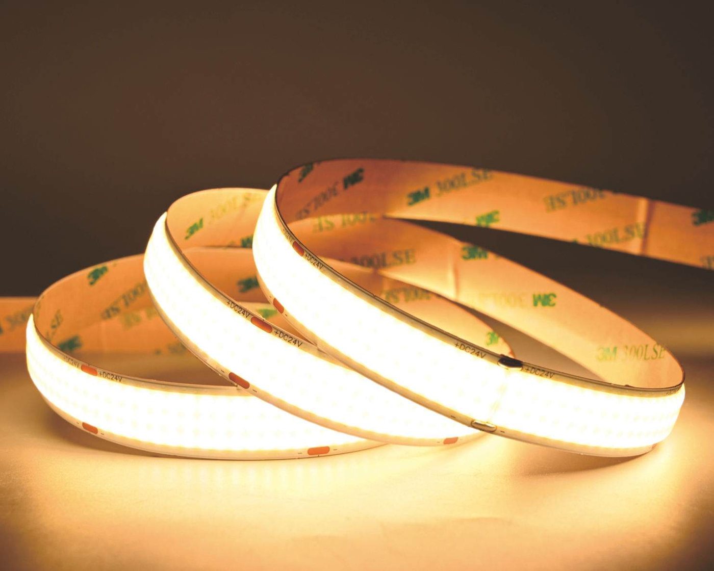 Tira LED COB ancha de alta potencia encendida