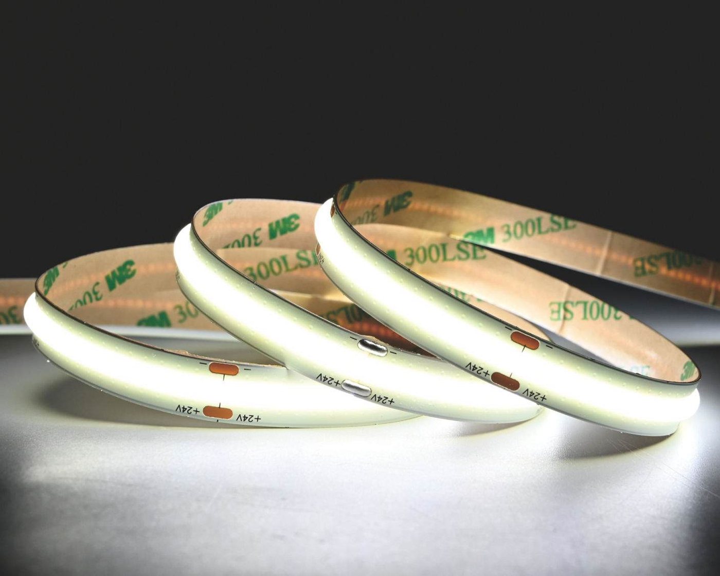 Tira LED COB PRO R95 encendida en blanco neutro