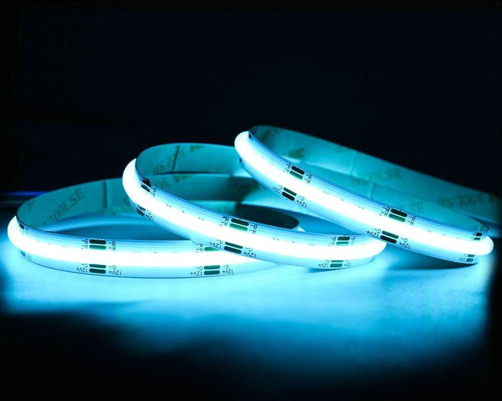 Tira LED COB RGB encendida en azul