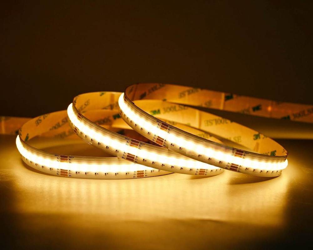 Tira LED COB RGB+CCT encendida en blanco cálido