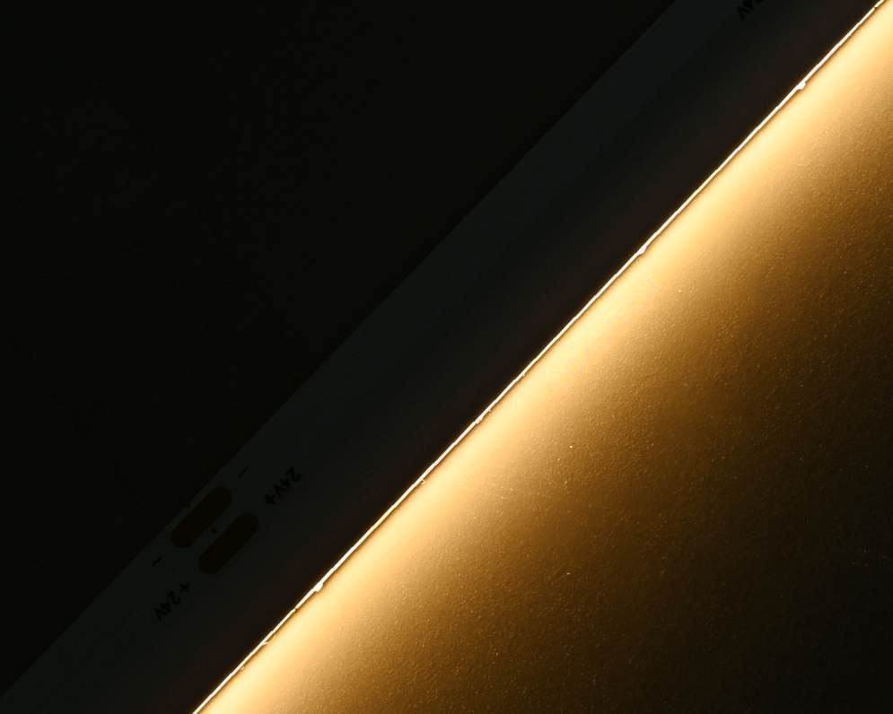 Tira LED de emisión lateral encendida en blanco cálido